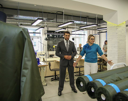 Александр Прокопьев обеспечил алтайских волонтеров фурнитурой и тканью для изготовления дождевиков военным в зону СВО