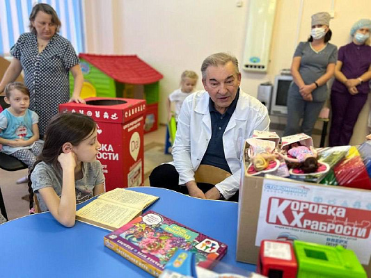 Владислав Третьяк передал пациентам Ульяновской областной детской клинической больницы «Коробку желаний»
