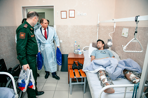 Михаил Романов навестил раненых участников СВО в 442-м военном клиническом госпитале в Санкт-Петербурге