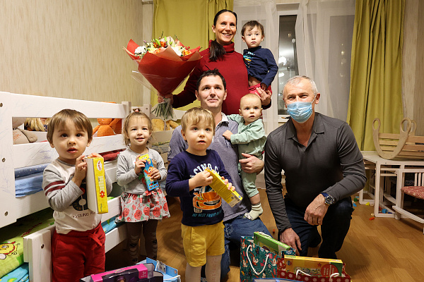 Николай Цед поздравил многодетную семью Морозовых с Днем матери