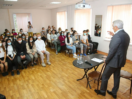 Леонид Огуль поддержал инициативу астраханских студентов по снижению количества разводов