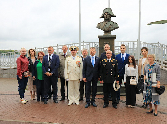 Анатолий Выборный организовал экскурсию в музей для ветеранов ВМФ