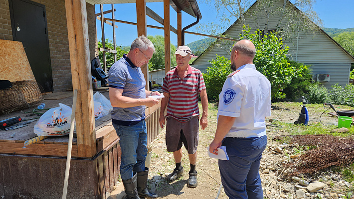 Эдуард Кузнецов оказал помощь жителям краснодарских поселков, пострадавших от наводнения