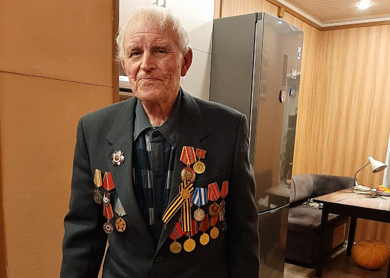 Сергей Яхнюк поздравил ветеранов с новогодними праздниками  