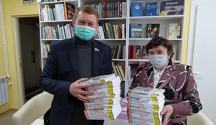 Набор детских книг привез в подарок сельской библиотеке в своем избирательном округе Алексей Канаев 