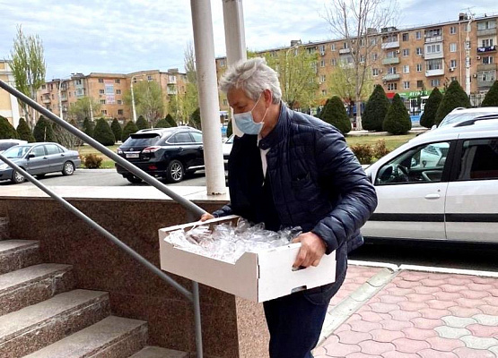 Леонид Огуль передал сотрудникам астраханских больниц куличи к Пасхе 