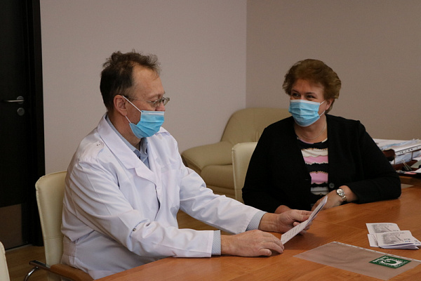 Ольга Окунева посетила учреждения здравоохранения в Смоленске и передала смоленским врачам пригласительные билеты в театр