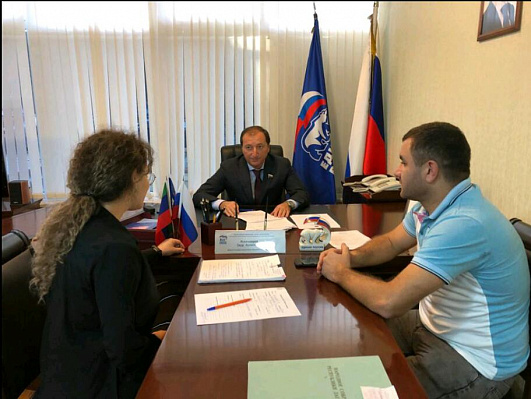 Заур Аскендеров в ходе приема граждан обсудил благоустройство Махачкалы и проблемы аварийного жилищного фонда