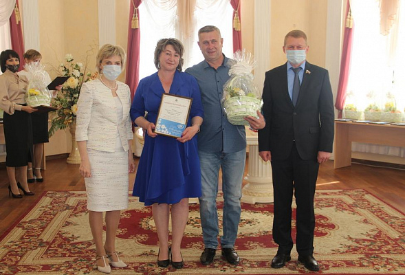 Алексей Канаев поздравил юбилейные семейные пары Череповца c международным днем семьи