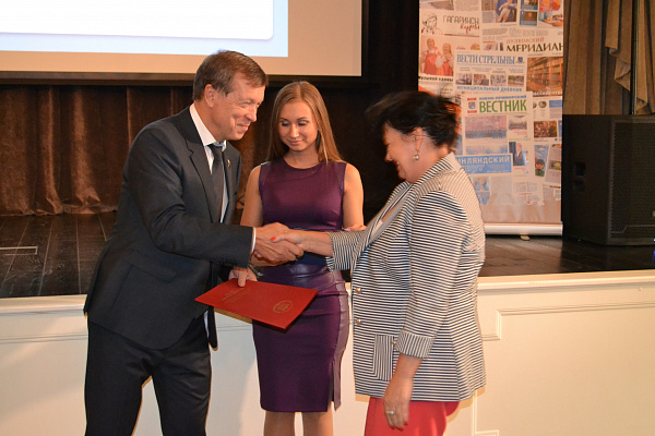 Владимир Катенев наградил победителей конкурса муниципальных и районных СМИ