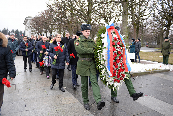 В Санкт-Петербурге состоялась церемония возложения цветов к монументу Мать-Родина