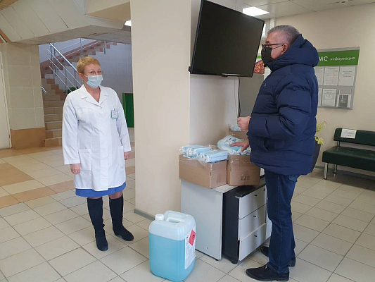 Игорь Сапко в рамках акции «Спасибо врачам» передал в поликлинику Дзержинского района Перми медицинские маски и дезинфицирующие средства