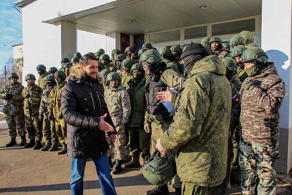 Александр Прокопьев передал военным новую экипировку