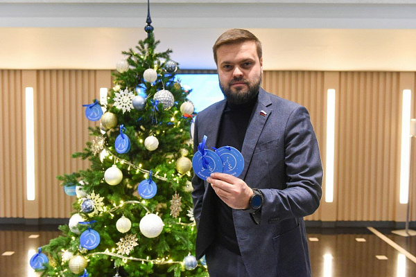 Артем Туров поздравил детей из Донбасса с наступающим Новым годом 