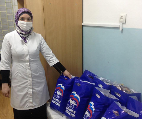 Юрий Левицкий передал продуктовые наборы медработникам Каспийской центральной городской больницы