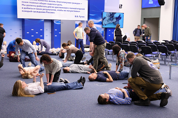 «Единая Россия» организовала занятия по тактической медицине для депутатов Госдумы, сенаторов и сотрудников Центрального исполкома партии