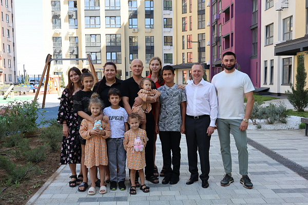 «Единая Россия» помогла обеспечить жильем многодетную семью в Крыму
