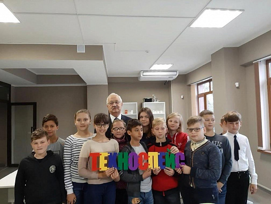 Алексей Езубов посетил первый в Краснодарском крае «ТехноСпейс» и пообщался с обучающимися там школьниками