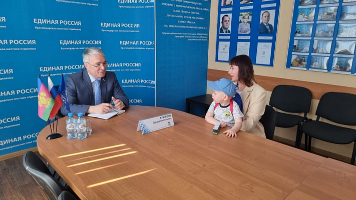 Депутаты «Единой России» проводят неделю приемов граждан по вопросам материнства и детства