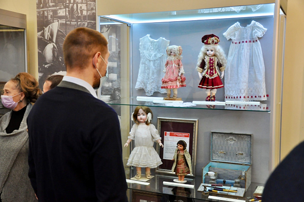 Дмитрий Пирог открыл в Новороссийске благотворительную выставку «Царские куклы»