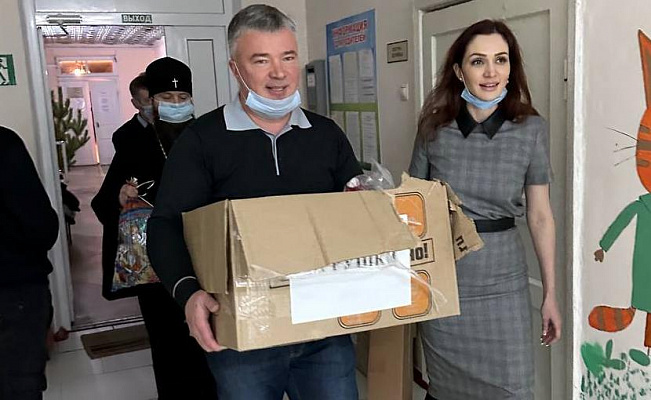 Артем Кавинов привез игрушки и новогодние подарки ребятам в Луганскую детскую больницу