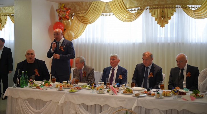 Мурат Хасанов поздравил ветеранов ВОВ с наступающим праздником 9 мая