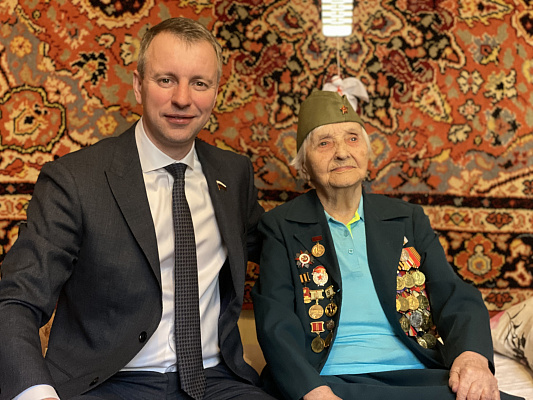 Алексей Волоцков поздравил ветерана с 80-летием Победы под Сталинградом 