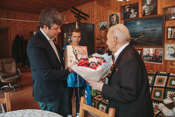Александр Толмачев поздравил монинских ветеранов с Днем Победы