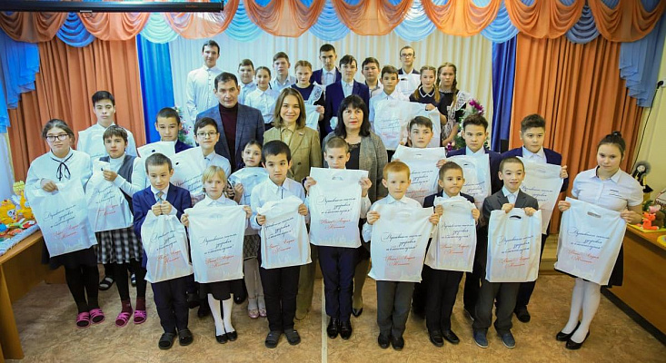 Альфия Когогина вручила новогодние подарки учащимся Такталачукской школы-интерната для детей с ограниченными возможностями здоровья