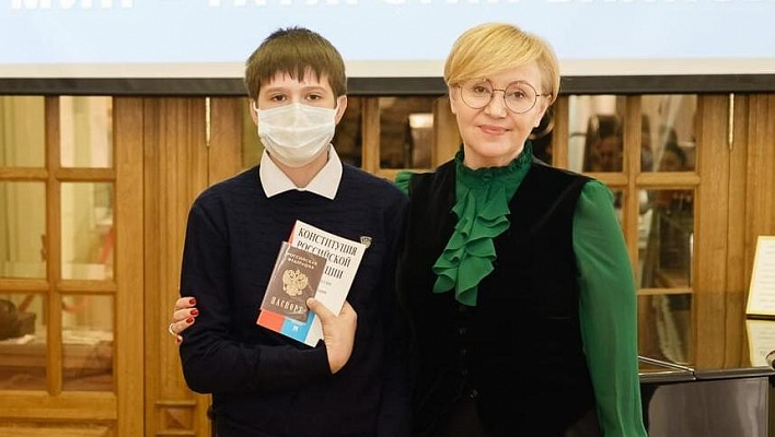 Айдар Метшин помог получить первый паспорт подростку из Донецка