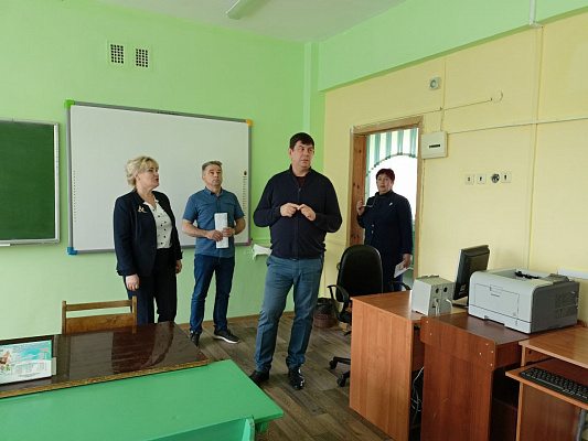Виктор Смирнов проверил готовность Лухской средней школы к капитальному ремонту