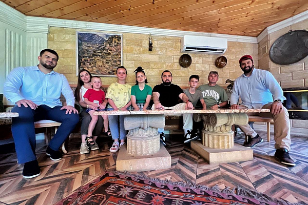 Султан Хамзаев организовал отдых в Дагестане для многодетной семьи из Луганской Народной Республике