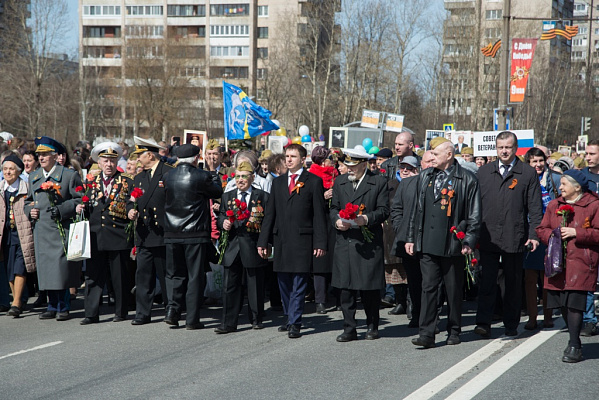 Михаил Романов возглавил праздничное шествие «Бессмертного полка» во Фрунзенском районе
