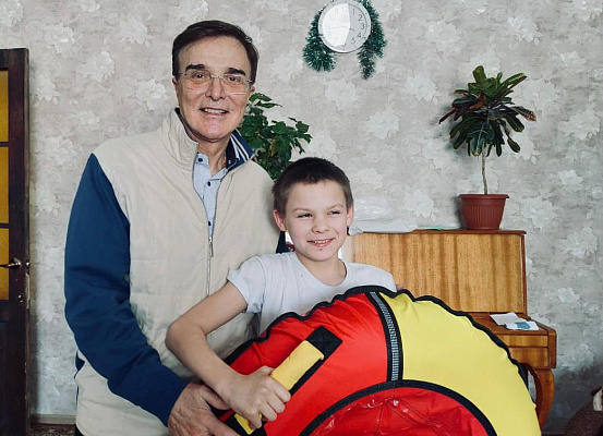 Александр Максимов вручил многодетной семье из Новокузнецка спортивный инвентарь