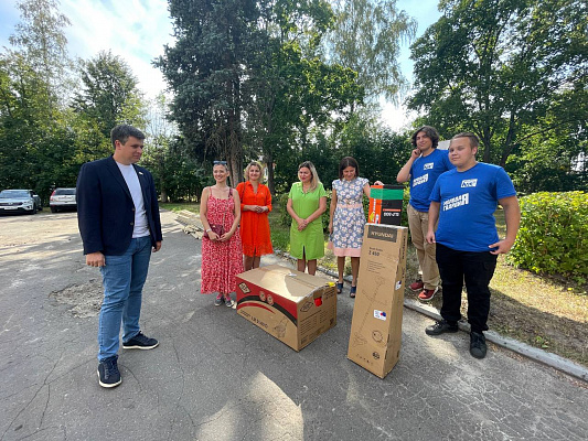 Александр Толмачев подарил газонокосилку Щелковской школе 