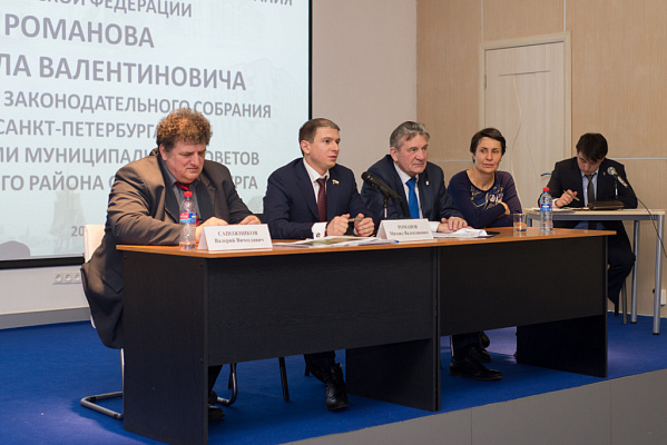 Михаил Романов встретился с региональными и муниципальными коллегами и обсудил с ними районные и городские проблемы
