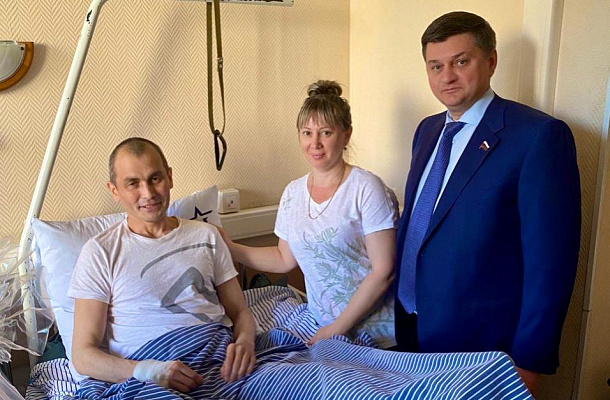 Иван Квитка навестил земляка, раненого в ходе спецоперации  