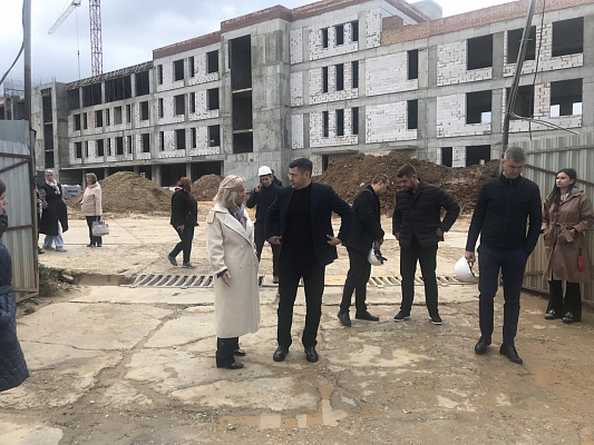 Алла Полякова проконтролировала ход строительства школы в Чехове