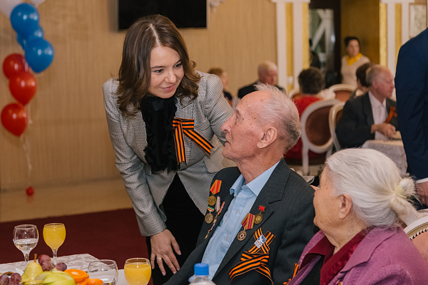Альфия Когогина поздравила ветеранов с Днем Победы