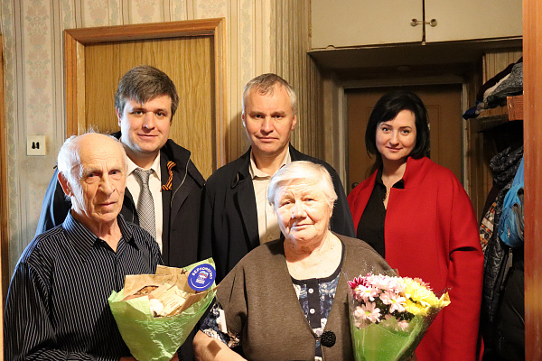 Александр Толмачев во Фрязино поздравил супружескую пару детей войны с наступающим Днем Победы