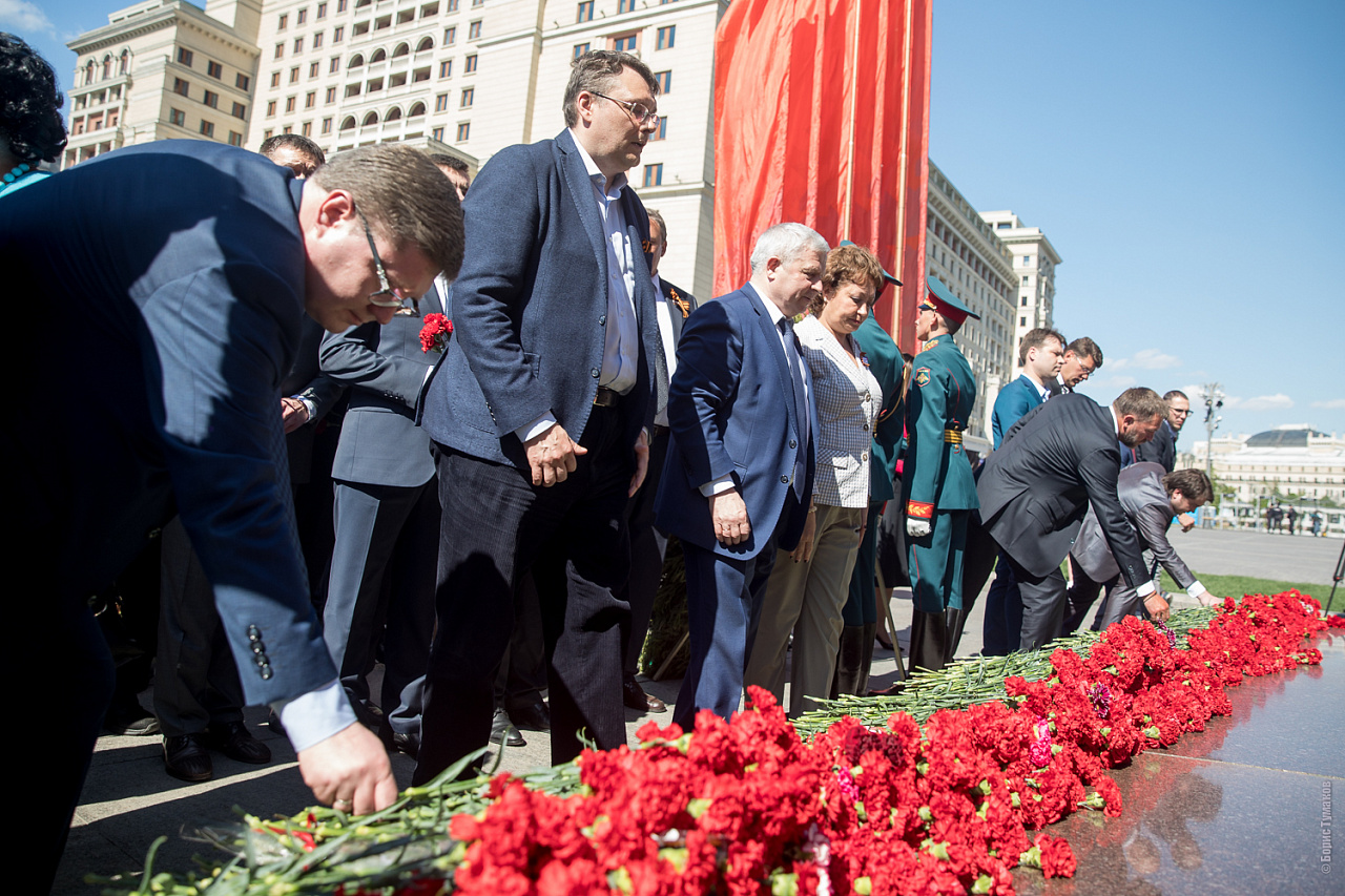 Где можно возложить цветы в спб. Поклонная гора в Москве возложение цветов. Церемония возложения цветов к могиле неизвестного солдата. Djpkj;tybt DTNJD. Возложение цветов к памятнику.