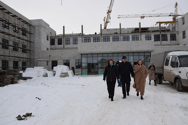 Татьяна Дьяконова проверила ход строительства школы в Липцекой области 
