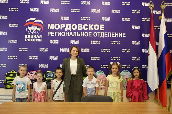 «Единая Россия» продолжает акцию «Собери ребенка в школу»