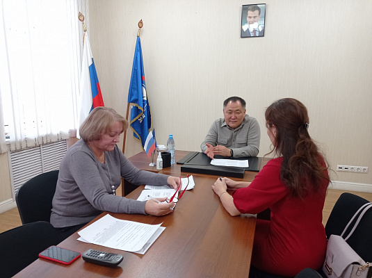 Шолбан Кара-оол поможет жительнице Красноярска с поиском помещения для организации цеха по пошиву одежды для участников СВО 