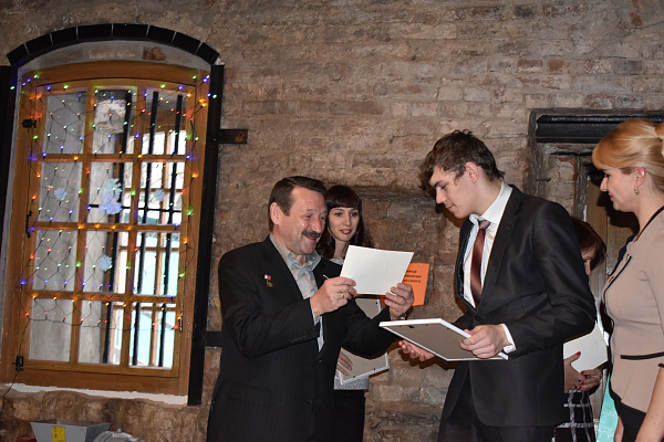 Геннадий Скляр наградил одаренных учащихся Калужской области 
