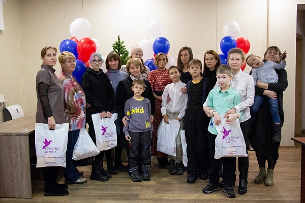 Вероника Власова передала подарки детям с целиакией